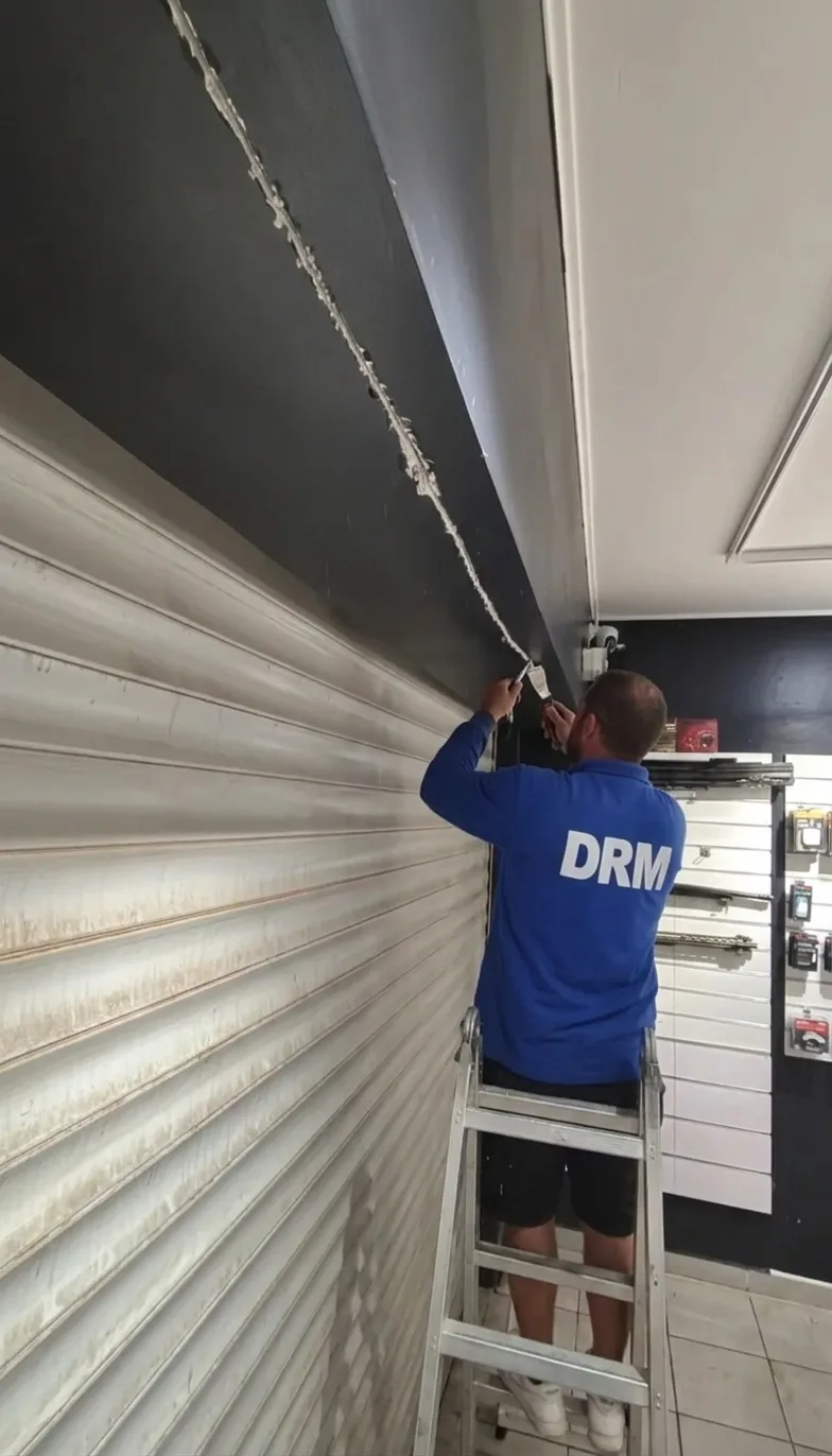 Rideau remis en service — Rideau métallique à Clichy